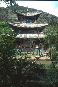 Temple dans le parc touristique de la résurgence de Heilongtan. (Lijiang Yunnan)