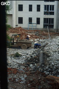 Travaux de déblaiement de gravats (probablement après le tremblement de terre de 1997). (Lijiang Yunnan)