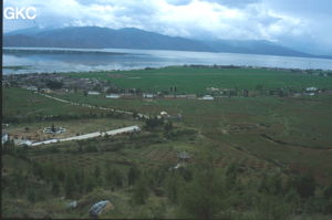 Du long parcours touristique qui mène à la grotte aménagée de Tianlongdong, la vue sur le lac Erhai est magnifique (Dali 大理, Yunnan).