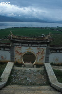 Du long parcours touristique qui mène à la grotte aménagée de Tianlongdong, la vue sur le lac Erhai est magnifique (Dali 大理,, Yunnan).
