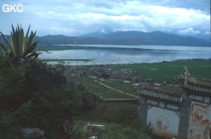 Du long parcours touristique qui mène à la grotte aménagée de Tianlongdong, la vue sur le lac Erhai est magnifique (Dali, Yunnan).