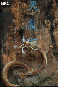 Le grand dragon orne l'entrée inférieure (artificielle) de la grotte aménagée de Tianlongdong (Dali 大理, Yunnan).