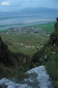Du talweg sur le flanc du quel s'ouvre la grotte aménagée de Tianlongdong, la vue sur le lac Erhai est magnifique (Dali 大理, Yunnan).