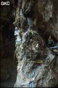 Petites décorations (Bhoudiques?) des abris sous roches le long du ravin menant à l'entrée (naturelle) de  la grotte aménagée Tianlongdong (Dali 大理, Yunnan).