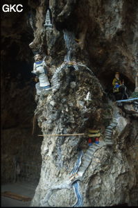 Petites décorations (Bhoudiques?) des abris sous roches le long du ravin menant à l'entrée (naturelle) de  la grotte aménagée Tianlongdong (Dali 大理, Yunnan).