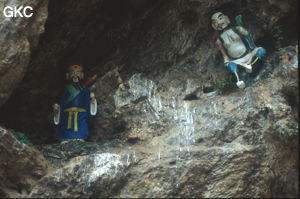 Petites décorations (Bhouddiques?) des abris sous roches le long du ravin menant à l'entrée (naturelle) de  la grotte aménagée Tianlongdong (Dali 大理, Yunnan).