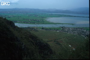 Du talweg sur le flanc du quel s'ouvre la grotte aménagée de Tianlongdong, la vue sur le lac Erhai est magnifique (Dali 大理, Yunnan).