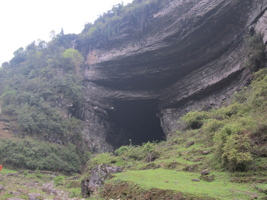 Le grand porche d'entrée de la grotte-perte de Xiadong 下洞 - réseau de Shuanghedong 双河洞 - (Wenquan, Suiyang 绥阳, Zunyi 遵义市, Guizhou 贵州省, Chine 中国) 