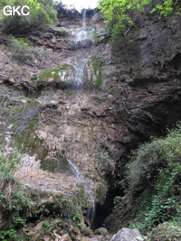 Cascade et entrée de la Grotte de Shanwangdong 山王洞 - réseau de Shuanghedongqun 双河洞 - (Suiyang 绥阳, Zunyi Shi 遵义市, Guizhou 贵州省, Chine 中国)