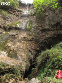 Cascade et entrée de la Grotte de Shanwangdong 山王洞 - réseau de Shuanghedongqun 双河洞 - (Suiyang 绥阳, Zunyi Shi 遵义市, Guizhou 贵州省, Chine 中国)