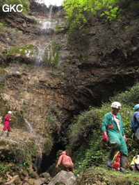 Cascade et entrée de la Grotte de Shanwangdong 山王洞 - réseau de Shuanghedongqun 双河洞 - (Suiyang 绥阳, Zunyi Shi 遵义市, Guizhou 贵州省, Chine 中国)