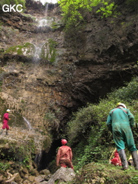 Cascade et entrée de la Grotte de Shanwangdong 山王洞 - réseau de Shuanghedongqun 双河洞 - (Suiyang 绥阳, Zunyi Shi 遵义市, Guizhou 贵州省, Chine 中国)