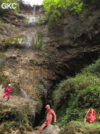 Cascade et entrée de la Grotte de Shanwangdong 山王洞 - réseau de Shuanghedongqun 双河洞 - (Suiyang 绥阳, Zunyi Shi 遵义市, Guizhou 贵州省, Chine 中国)