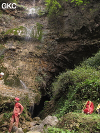 Cascade et entrée de la Grotte de Shanwangdong 山王洞 - réseau de Shuanghedongqun 双河洞 - (Suiyang 绥阳, Zunyi Shi 遵义市, Guizhou 贵州省, Chine 中国)