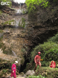 Cascade et entrée de la Grotte de Shanwangdong 山王洞 - réseau de Shuanghedongqun 双河洞 - (Suiyang 绥阳, Zunyi Shi 遵义市, Guizhou 贵州省, Chine 中国)