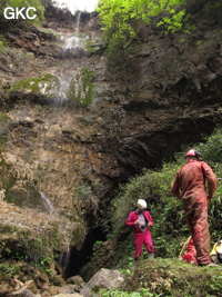 Cascade et entrée de la Grotte de Shanwangdong 山王洞 - réseau de Shuanghedongqun 双河洞 - (Suiyang 绥阳, Zunyi Shi 遵义市, Guizhou 贵州省, Chine 中国)