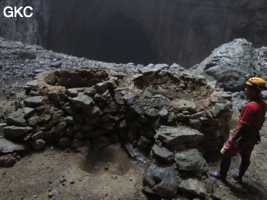 Réserve d'eau et décanteur en bas du puits d'entrée de 175 m de la grotte de Yanwangdong (Grotte du roi des fantômes) 阎王洞 (Guizhou 贵州省, Qiannan 黔南, Pingtang 平塘).