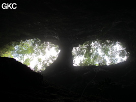 A contre-jour le pont naturel au dessus du puits d'entrée de 175 m de la grotte de Yanwangdong (Grotte du roi des fantômes) 阎王洞 (Guizhou 贵州省, Qiannan 黔南, Pingtang 平塘).