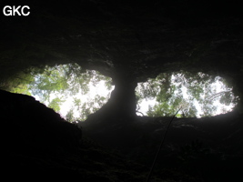 A contre-jour le pont naturel au dessus du puits d'entrée de 175 m de la grotte de Yanwangdong (Grotte du roi des fantômes) 阎王洞 (Guizhou 贵州省, Qiannan 黔南, Pingtang 平塘).