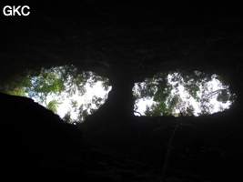 A contre-jour le pont naturel au dessus du puits d'entrée de 175 m de la grotte de Yanwangdong (Grotte du roi des fantômes) 阎王洞 (Guizhou 贵州省, Qiannan 黔南, Pingtang 平塘).