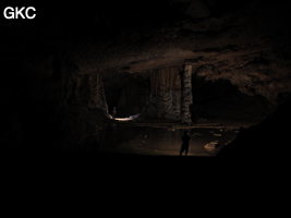 Colonnes dans la grotte de Shuidong 水洞  (Qiannan 黔南, Pingtang 平塘, Guizhou 贵州省, Chine).