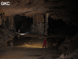 Pilier stalagmitique et colonne dans la grotte de Shuidong 水洞  (Qiannan 黔南, Pingtang 平塘, Guizhou 贵州省, Chine).