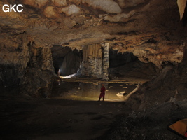 Pilier stalagmitique et colonne dans la grotte de Shuidong 水洞  (Qiannan 黔南, Pingtang 平塘, Guizhou 贵州省, Chine).