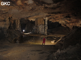 Pilier stalagmitique et colonne dans la grotte de Shuidong 水洞  (Qiannan 黔南, Pingtang 平塘, Guizhou 贵州省, Chine).