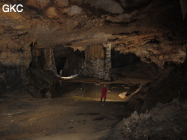 Pilier stalagmitique et colonne dans la grotte de Shuidong 水洞  (Qiannan 黔南, Pingtang 平塘, Guizhou 贵州省, Chine).