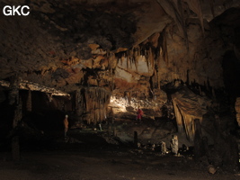 Disques dans la grotte de Shuidong 水洞  (Qiannan 黔南, Pingtang 平塘, Guizhou 贵州省, Chine).