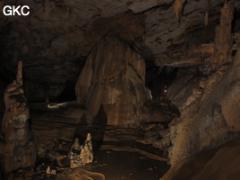 Dôme stalagmitique , stalagmites, gours dans la grotte de Shuidong 水洞  (Qiannan 黔南, Pingtang 平塘, Guizhou 贵州省, Chine).