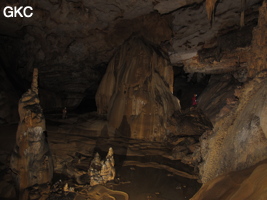 Dôme stalagmitique , stalagmites, gours dans la grotte de Shuidong 水洞  (Qiannan 黔南, Pingtang 平塘, Guizhou 贵州省, Chine).