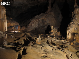 Dôme stalagmitique , stalagmites, gours dans la grotte de Shuidong 水洞  (Qiannan 黔南, Pingtang 平塘, Guizhou 贵州省, Chine).