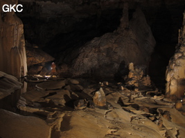 Dôme stalagmitique , stalagmites, gours dans la grotte de Shuidong 水洞  (Qiannan 黔南, Pingtang 平塘, Guizhou 贵州省, Chine).