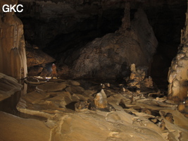 Dôme stalagmitique , stalagmites, gours dans la grotte de Shuidong 水洞  (Qiannan 黔南, Pingtang 平塘, Guizhou 贵州省, Chine).