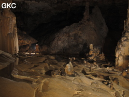 Dôme stalagmitique , stalagmites, gours dans la grotte de Shuidong 水洞  (Qiannan 黔南, Pingtang 平塘, Guizhou 贵州省, Chine).