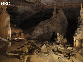 Dôme stalagmitique , stalagmites, gours dans la grotte de Shuidong 水洞  (Qiannan 黔南, Pingtang 平塘, Guizhou 贵州省, Chine).