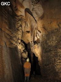 Disque dans la grotte de Shuidong 水洞  (Qiannan 黔南, Pingtang 平塘, Guizhou 贵州省, Chine).