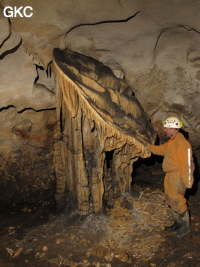 Disque dans la grotte de Shuidong 水洞  (Qiannan 黔南, Pingtang 平塘, Guizhou 贵州省, Chine).