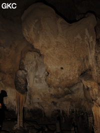 Disques dans la grotte de Shuidong 水洞  (Qiannan 黔南, Pingtang 平塘, Guizhou 贵州省, Chine).