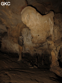 Disques dans la grotte de Shuidong 水洞  (Qiannan 黔南, Pingtang 平塘, Guizhou 贵州省, Chine).