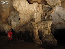 Disques dans la grotte de Shuidong 水洞  (Qiannan 黔南, Pingtang 平塘, Guizhou 贵州省, Chine).