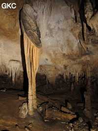 Disque dans la grotte de Shuidong 水洞  (Qiannan 黔南, Pingtang 平塘, Guizhou 贵州省, Chine).