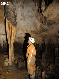 Disque dans la grotte de Shuidong 水洞  (Qiannan 黔南, Pingtang 平塘, Guizhou 贵州省, Chine).