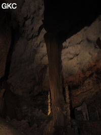 Disque, stalagmites et colonne dans la grotte de Shuidong 水洞  (Qiannan 黔南, Pingtang 平塘, Guizhou 贵州省, Chine).