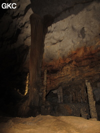 Disque, stalagmites et colonne dans la grotte de Shuidong 水洞  (Qiannan 黔南, Pingtang 平塘, Guizhou 贵州省, Chine).