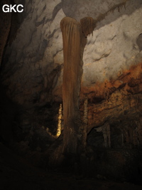 Disque, stalagmites et colonne dans la grotte de Shuidong 水洞  (Qiannan 黔南, Pingtang 平塘, Guizhou 贵州省, Chine).