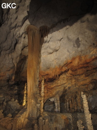 Disque, stalagmites et colonne dans la grotte de Shuidong 水洞  (Qiannan 黔南, Pingtang 平塘, Guizhou 贵州省, Chine).