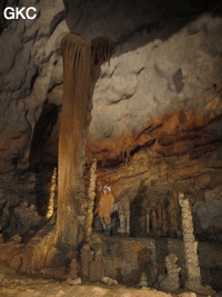 Disque, stalagmites et colonne dans la grotte de Shuidong 水洞  (Qiannan 黔南, Pingtang 平塘, Guizhou 贵州省, Chine).