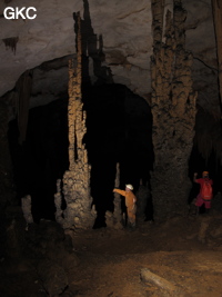 Stalagmites et colonnes dans la grotte de Shuidong 水洞  (Qiannan 黔南, Pingtang 平塘, Guizhou 贵州省, Chine).